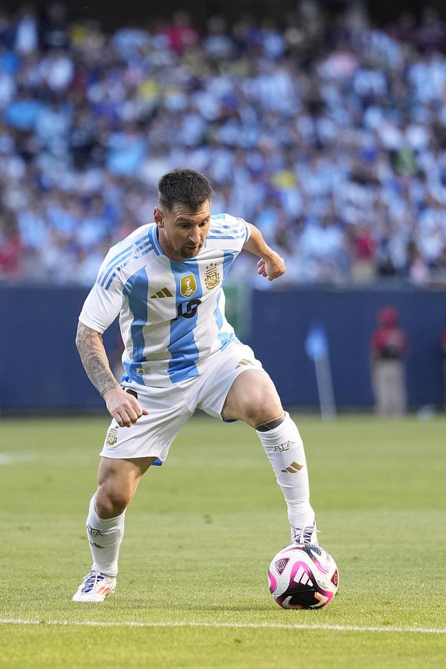 球星晒更衣室照，队内氛围引关注