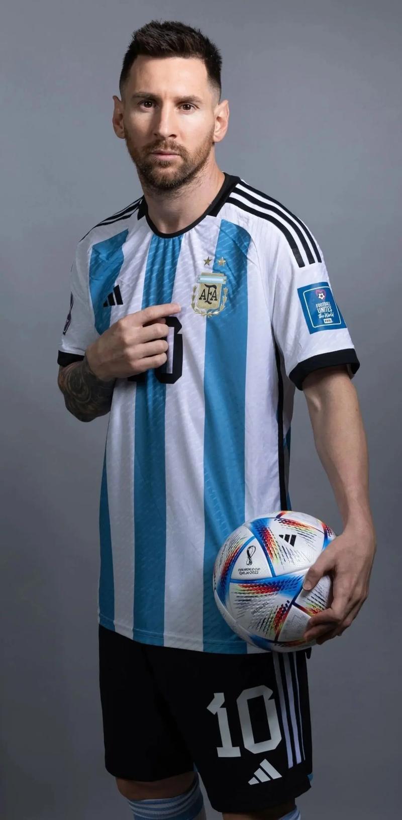 C罗被罚下后，看台上的爱尔兰球迷模仿他做出的哭泣手势