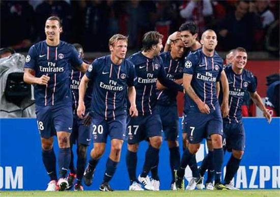 尤文航班延误，挪威当地球迷抓紧机会在机场与他们合影留念