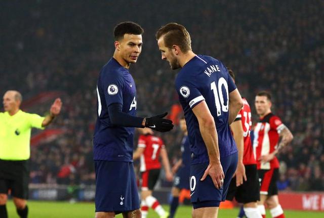 篮球湖人球迷热情支持球队