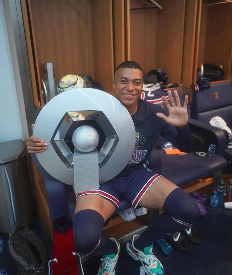 本菲卡客场2-0阿贾克斯，萨穆埃尔-达尔、巴雷罗建功